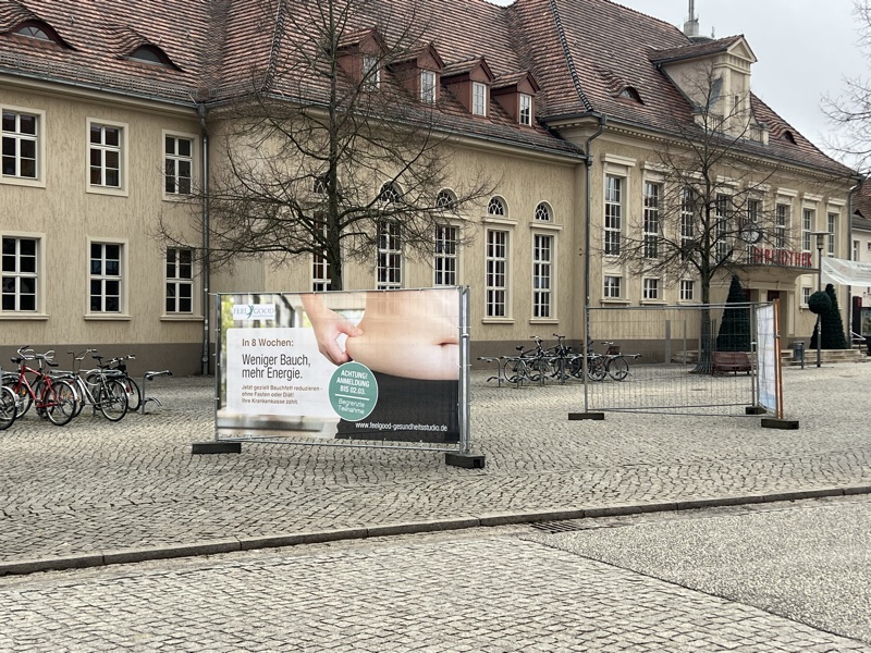 Bauzaun mit Werbebanner am Stadtplatz
