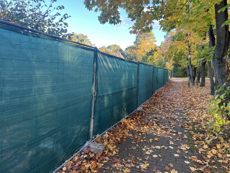 Sichtschutzzaun im Herbst